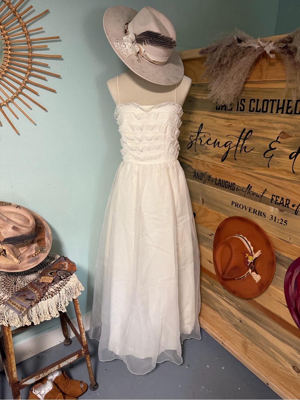 Beautiful VINTAGE CRÈME DRESS - Picture 2 of 15